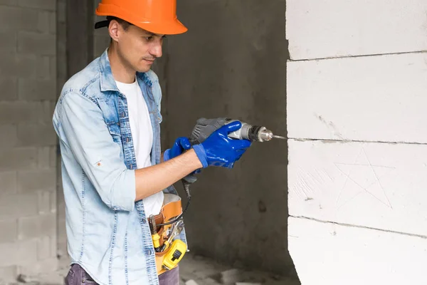 Handyman med verktygsbälte. Renovering av hus. — Stockfoto