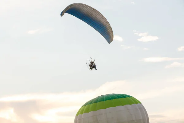 Globos de aire caliente coloridos en vuelo — Foto de Stock