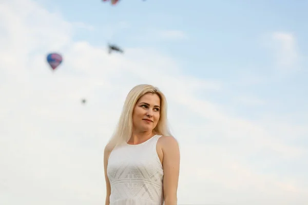 Vista incrível com mulher e balão de ar. Imagem artística. Mundo da beleza. O sentimento de total liberdade — Fotografia de Stock