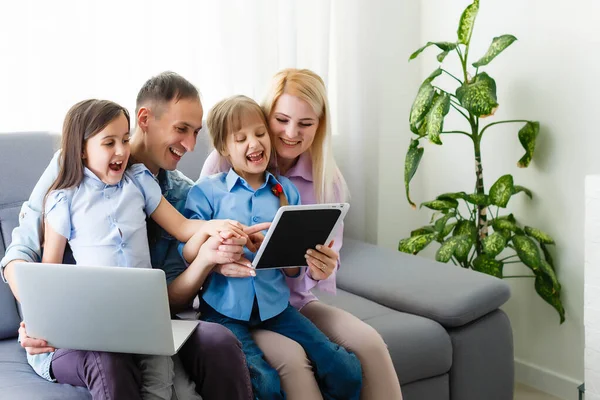 Famiglia che lavora al computer portatile con nel Ministero degli Interni — Foto Stock