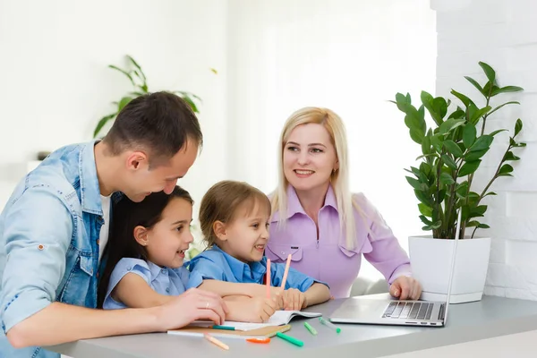 Famiglia che usa internet in cucina insieme — Foto Stock