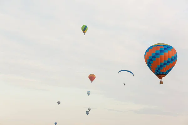 Kleurrijke hete lucht ballonnen tijdens de vlucht — Stockfoto