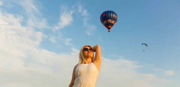 Geweldig uitzicht met vrouw en luchtballon. Artistiek beeld. Schoonheidswereld. Het gevoel van volledige vrijheid — Stockfoto