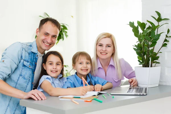 Famiglia che lavora al computer portatile con nel Ministero degli Interni — Foto Stock