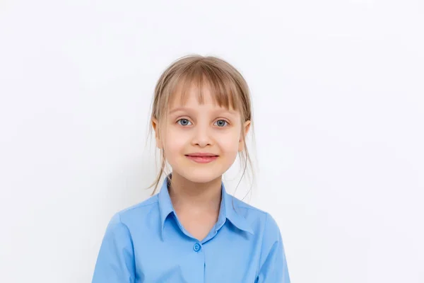 Ritratto di una graziosa bambina sorridente alla macchina fotografica, isolata su sfondo bianco — Foto Stock