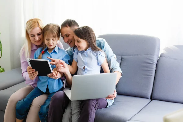 Famiglia che lavora al computer portatile con nel Ministero degli Interni — Foto Stock