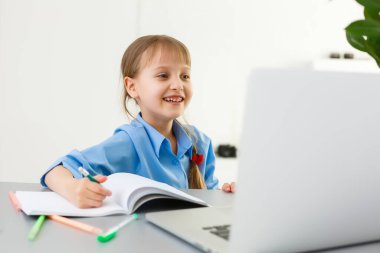 Uzaklık öğrenme çevrimiçi eğitim web sayfası