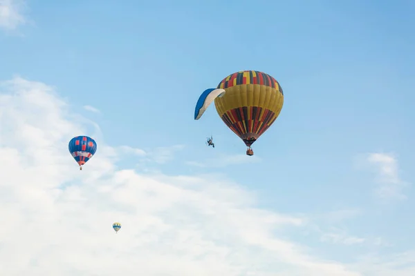 Hete luchtballon boven de blauwe lucht. Samenstelling van de natuur en blauwe lucht achtergrond — Stockfoto
