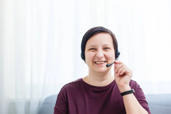 Portrait en tête d'affiche de jeune femme souriante. fille avec expression faciale heureuse regardant la caméra avec joie, communiquer avec des amis via la téléphonie Internet, faire un appel vidéo. Ferme là. Vue de face — Photo