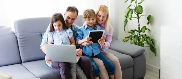 Familia que trabaja en el ordenador portátil con en el Ministerio del Interior — Foto de Stock