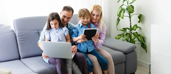 Família que trabalha no portátil com no escritório home — Fotografia de Stock