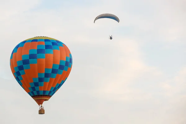 Hete luchtballon boven de blauwe lucht. Samenstelling van de natuur en blauwe lucht achtergrond — Stockfoto