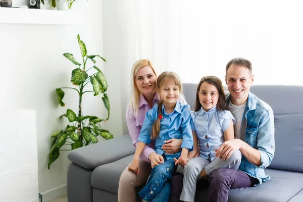 Ritratto di una famiglia felice che sorride a casa — Foto Stock