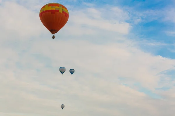 Hete luchtballon boven de blauwe lucht. Samenstelling van de natuur en blauwe lucht achtergrond — Stockfoto