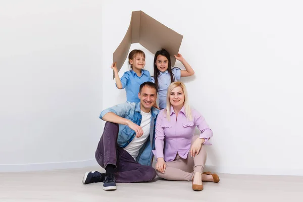 Concept hébergeant une jeune famille. Mère père et enfant dans une nouvelle maison avec un toit — Photo