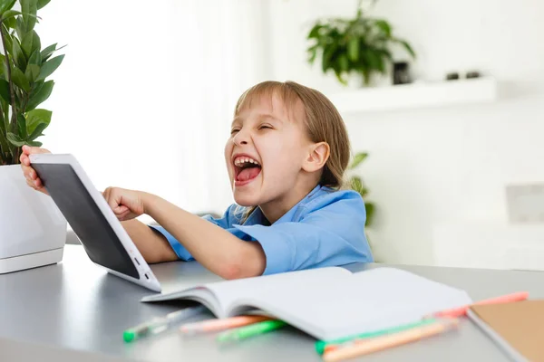 聪明的小女孩在教室里带着数码平板电脑。小学的孩子。儿童的教育和学习. — 图库照片