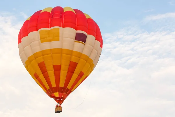 Hete luchtballon boven de blauwe lucht. Samenstelling van de natuur en blauwe lucht achtergrond — Stockfoto