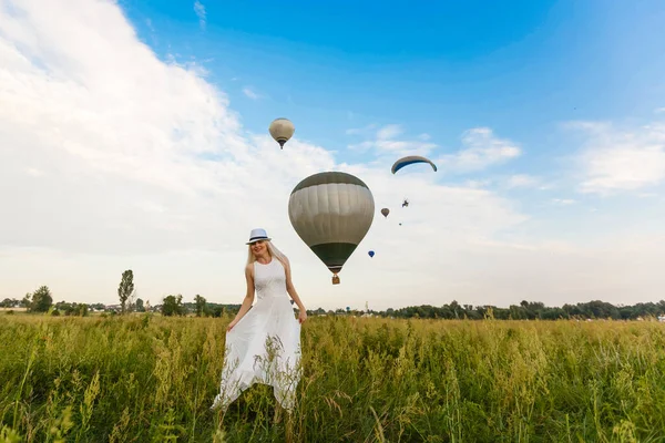 Vrouw en een hete lucht ballon, zomer — Stockfoto