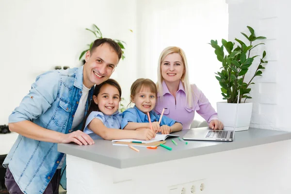 Rodzina pracuje na laptopie z In Home Office — Zdjęcie stockowe