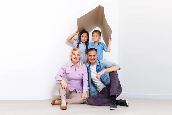 Concept hébergeant une jeune famille. Mère père et enfant dans une nouvelle maison avec un toit — Photo