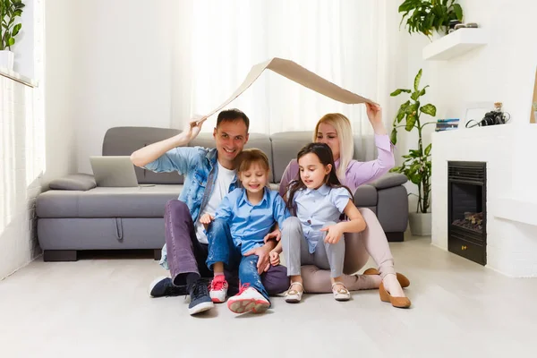Glückliche Familie, die in ein neues Zuhause spielt. Vater, Mutter und Kind haben Spaß zusammen. Umzugstag und Immobilienkonzept — Stockfoto
