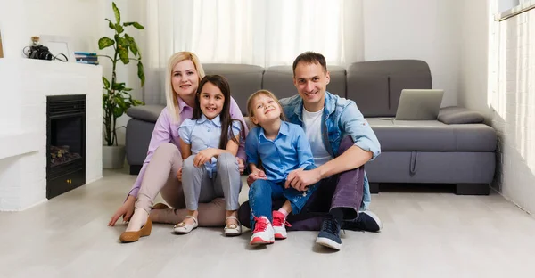 Portrait d'une famille heureuse souriante à la maison — Photo