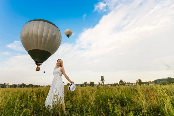 Een toeristische vrouw die geniet van een prachtig uitzicht op de ballonnen. Happy Travel concept — Stockfoto