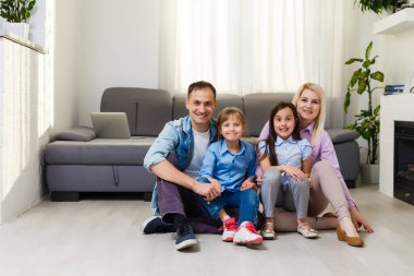 Mutlu bir aile yeni evine taşınıyor. Baba, anne ve çocuk birlikte eğleniyorlar. Ev taşınma günü ve emlak konsepti