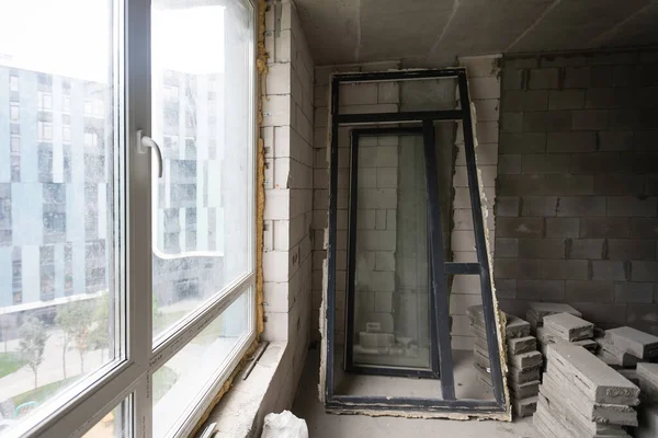 버려진 집 내부, 더러운 방, 썩은 껍질을 벗긴 벽. — 스톡 사진