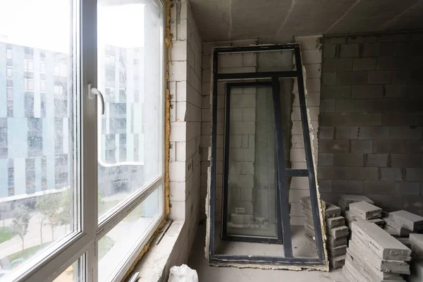 Intérieur de la maison abandonnée, chambre sale, murs pelés pourris. — Photo