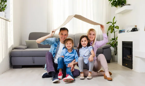 Portrait d'une famille heureuse souriante à la maison — Photo