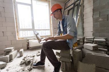 Mimari ve ev yenileme konsepti - apartmanın yenilenmesi için ustabaşı