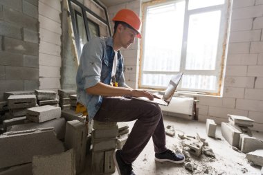 Alet kemeri olan bir tamirci. Ev yenileme servisi.