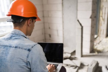 Mimari ve ev yenileme konsepti - apartmanın yenilenmesi için ustabaşı