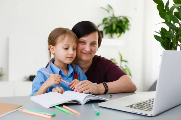 Foto van moeder en dochter met laptop pc — Stockfoto