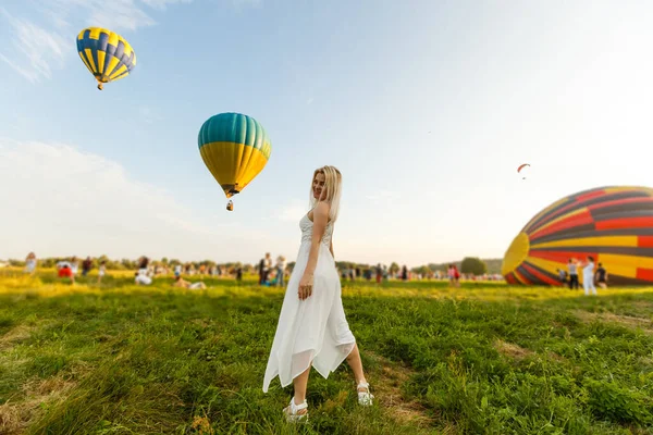 Vrouw en een hete lucht ballon, zomer — Stockfoto