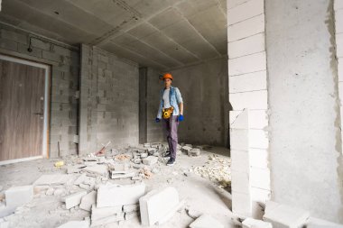 Alet kemeri olan bir tamirci. Ev yenileme servisi.