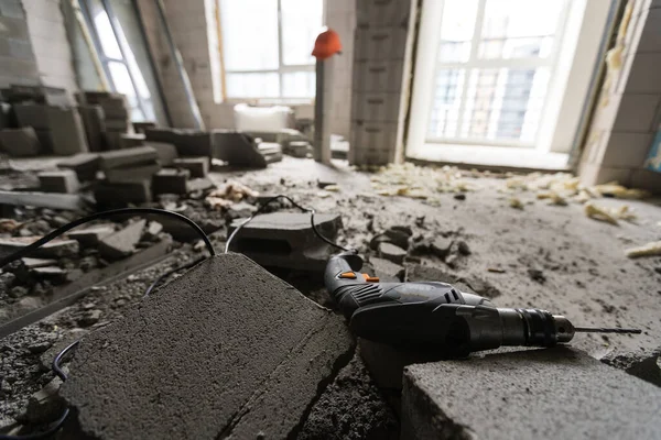 Muur verpletterd in puin kamer in appartement klaar voor renovatie met vernielde muur slopen — Stockfoto