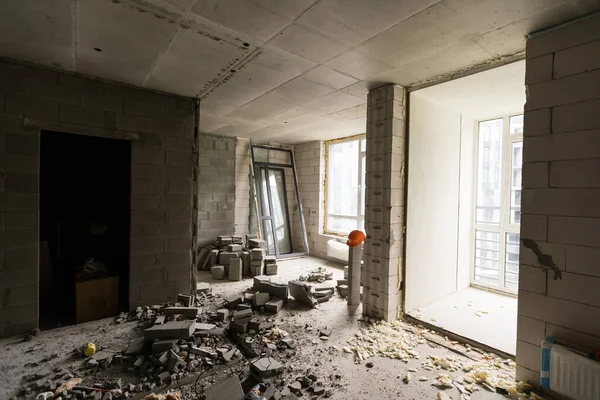 Elhagyatott ház belső, piszkos szoba, rothadt hámozott falak. — Stock Fotó