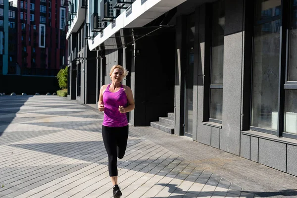 Fitness sport nő divat sportruházat csinál jóga fitness gyakorlat az utcán, szabadtéri sportok, városi stílus — Stock Fotó