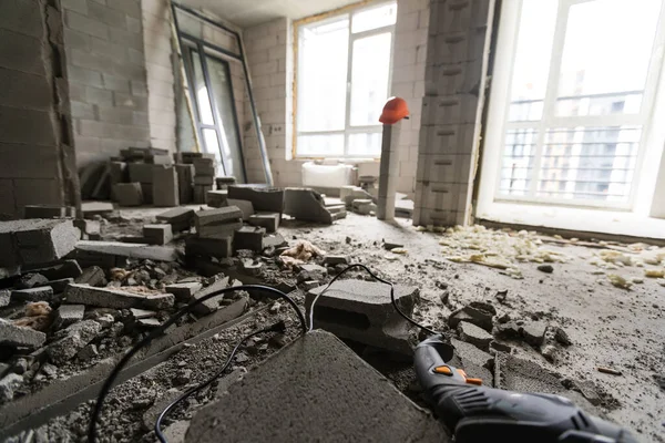 Muur verpletterd in puin kamer in appartement klaar voor renovatie met vernielde muur slopen — Stockfoto