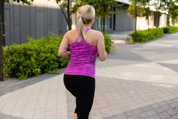 Joven fitness mujer corredor corriendo en la ciudad carretera — Foto de Stock