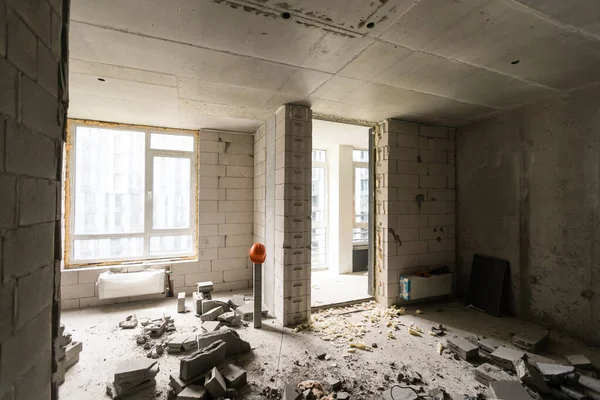 Casa abandonada interior, sala suja, paredes podres descascadas. — Fotografia de Stock