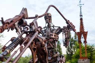 Gurivschina, Ukrayna - 4 Temmuz 2020 Kiev yakınlarındaki Victoria Film Stüdyosu. İçinde canavarlar, zombilerin arabası, kulübe ve yabancıların olduğu bir şato şeklinde bir film stüdyosu..