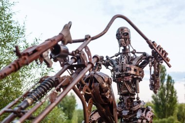 Gurivschina, Ukrayna - 4 Temmuz 2020 Kiev yakınlarındaki Victoria Film Stüdyosu. İçinde canavarlar, zombilerin arabası, kulübe ve yabancıların olduğu bir şato şeklinde bir film stüdyosu..