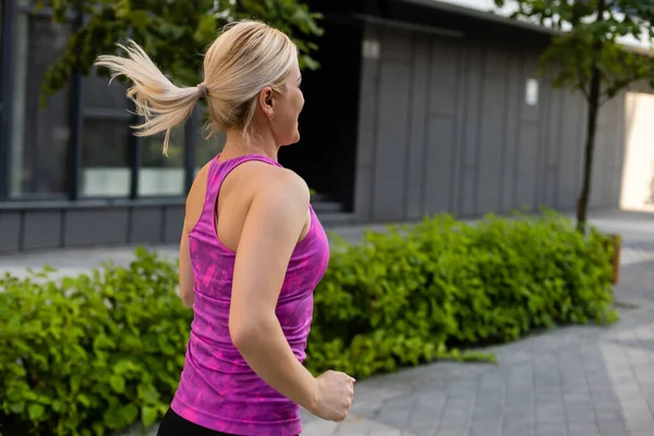 Joven fitness mujer corredor corriendo en la ciudad carretera — Foto de Stock