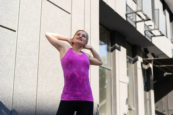 Fitness donna sportiva nella moda abbigliamento sportivo fare yoga esercizio di fitness in strada, sport all'aria aperta, stile urbano — Foto Stock
