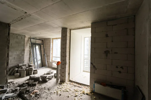 Mur fracassé dans la salle de débris dans l'appartement prêt pour la rénovation avec détruit mur fracassé démolir — Photo