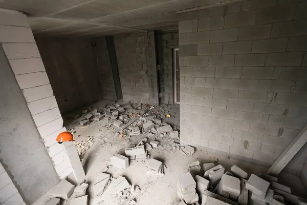 Muur verpletterd in puin kamer in appartement klaar voor renovatie met vernielde muur slopen — Stockfoto