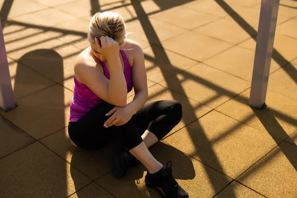 Schaduw van outdoor fitnesstoestellen. Hellend bord van de straat oefening machine is op sportterrein. Apparatuur voor atletische training. Zonnige dag, harde schaduwen. — Stockfoto